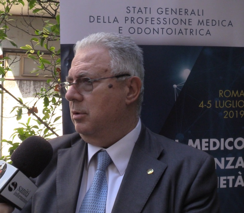 Emergenza rifiuti, Magi (Omceo Roma): «Rischi seri per la salute dalla combustione dei cassonetti. Vigileremo»