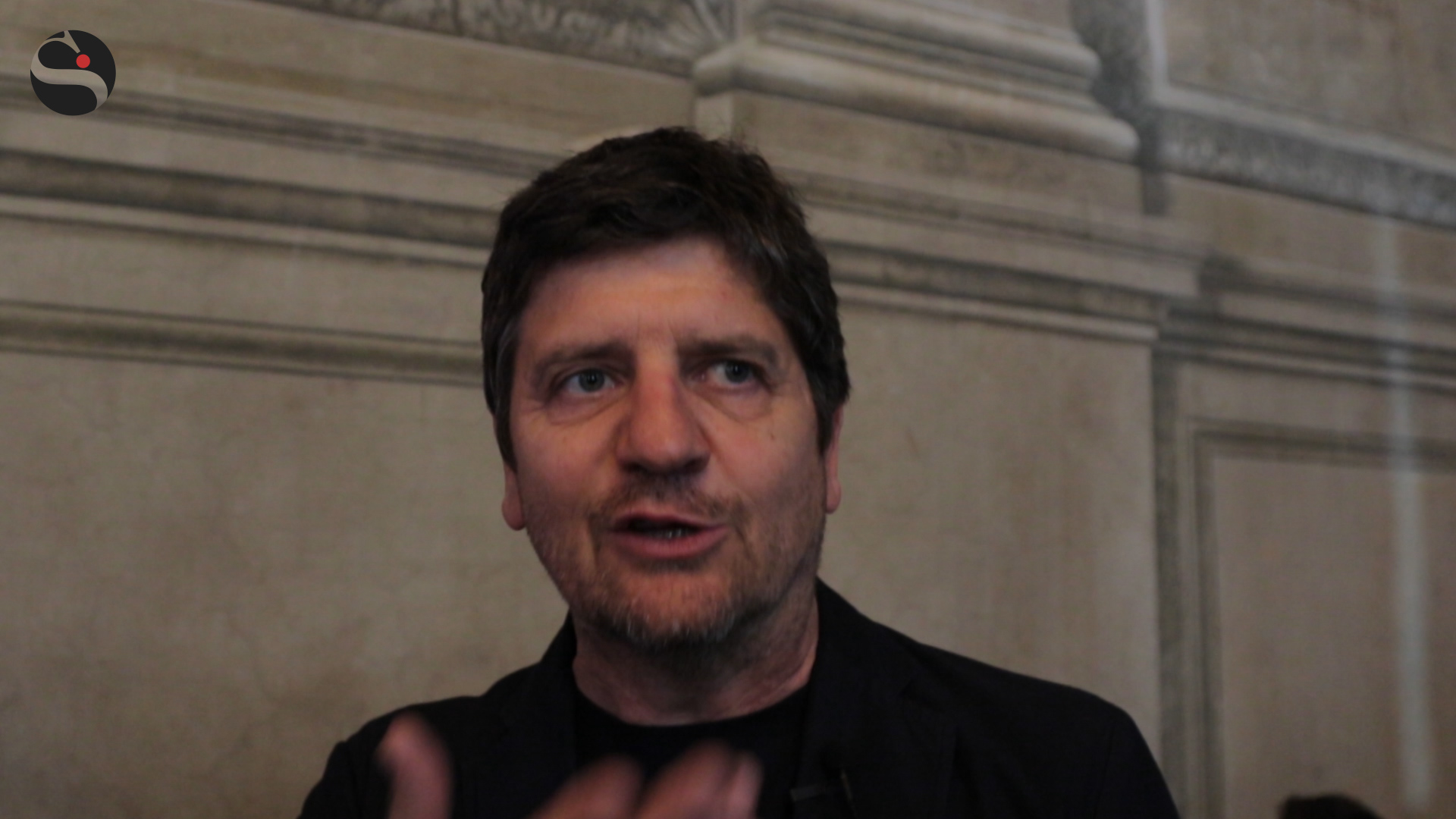 «Più amici medici ho, più mi sento sereno». Fabio De Luigi racconta la sua esperienza con la malattia