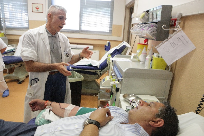 Donazioni di sangue, Giovanni Toti (Regione Liguria) dona il sangue all’E.O. Ospedali Galliera