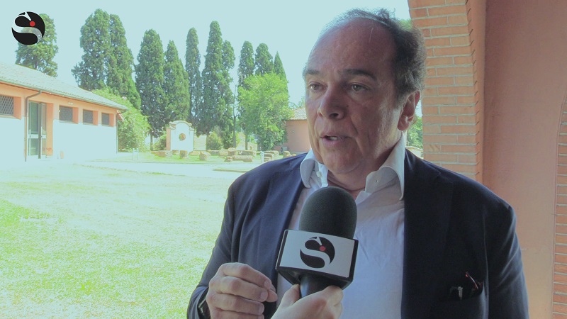 Che succede se sbaglia il robot chirurgo? L’esperto: «Presto assicurazioni obbligatorie anche per IA»