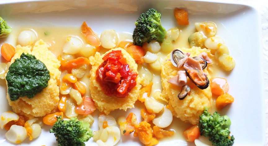 Trilogia di polenta con verdure e salsa allo scoglio