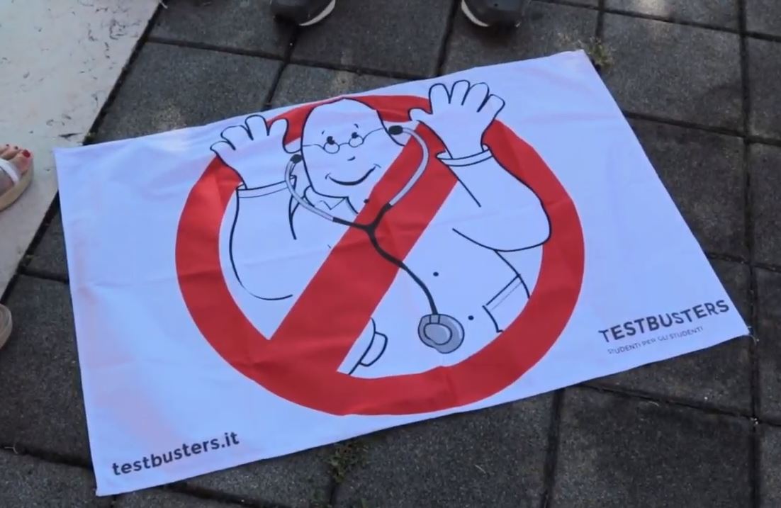 Test medicina, alla Bicocca tra riti scaramantici e portafortuna…per entrare in graduatoria. Continuano le denunce di irregolarità