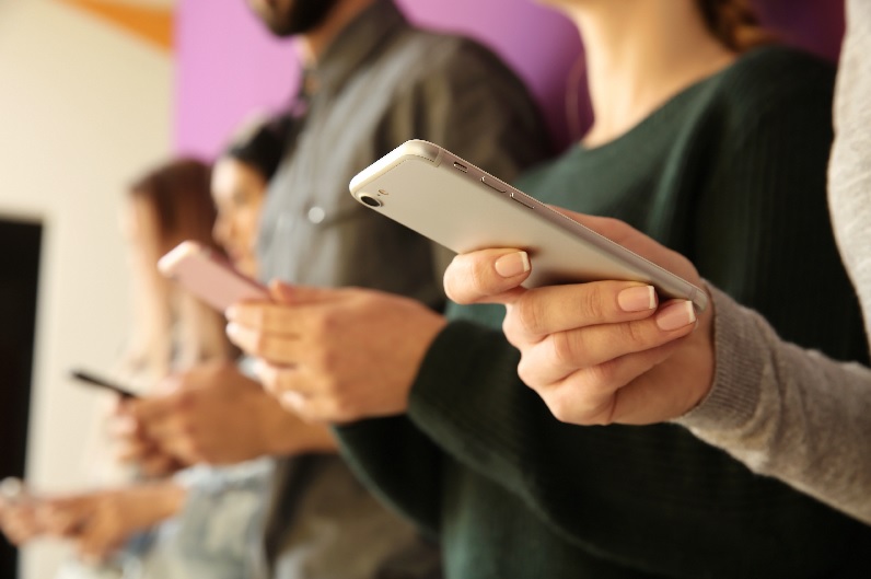 Giovani e dipendenze, il “digital detox” è la cura? Martinelli (psichiatra): «Una possibilità per non essere schiavi del web»