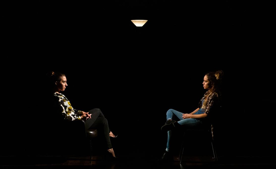 “Passando la notte sott’acqua”, quando l’insonnia a teatro diventa spia del male di vivere