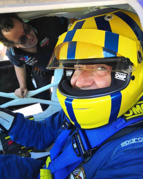 A 200 km/h per lottare contro il cancro, la storia del medico-pilota che porta i pazienti in pista