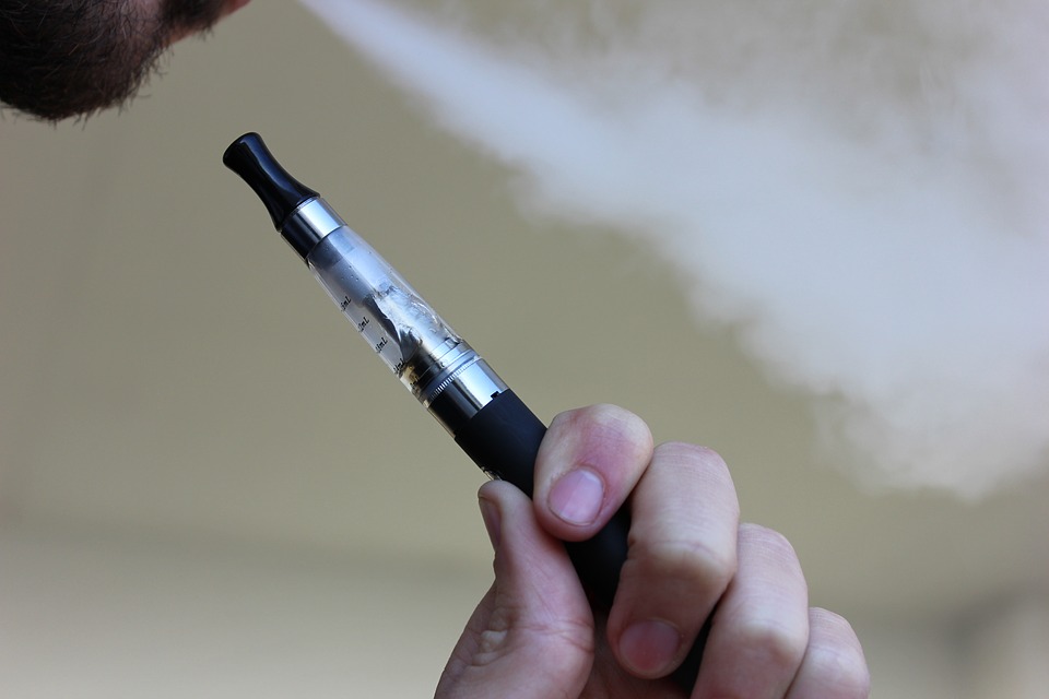 E-cig, è allerta di grado 2. ISS a Regioni: «Vigilare su malattia polmonare che colpisce chi utilizza sigarette elettroniche»