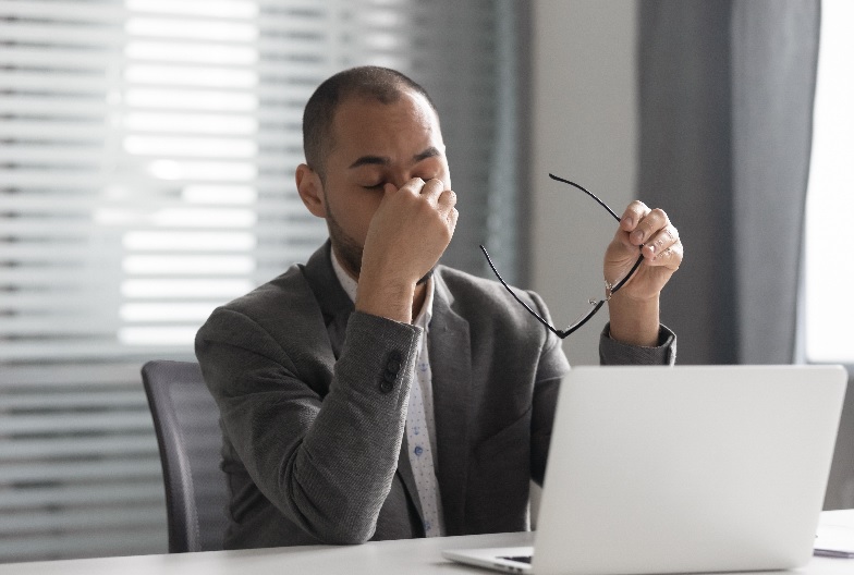 Come proteggere la vista…. in ufficio. Claudio Azzolini (oftalmologo): «Ricordarsi la Legge del 20-20-20»