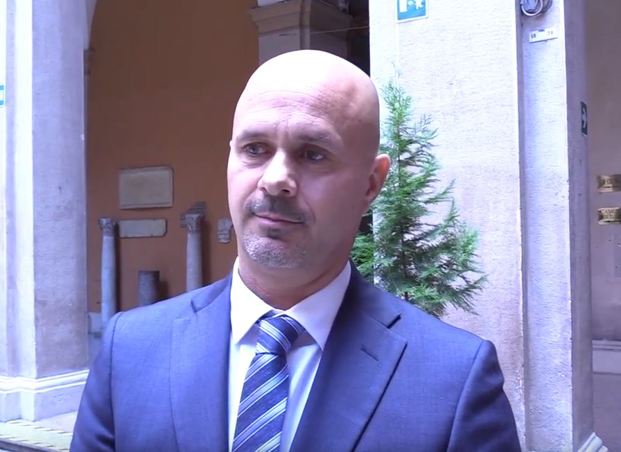 «Quando papà ci portava nelle scuole per informare i giovani sull’AIDS…». Il ricordo di Fernando Aiuti nelle parole del figlio Simone