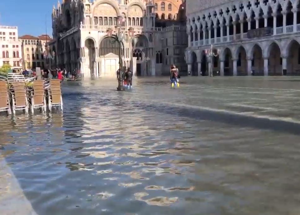 Venezia, situazione sanitaria complessa: «Con ‘acqua granda’ idroambulanze non passano sotto i ponti»