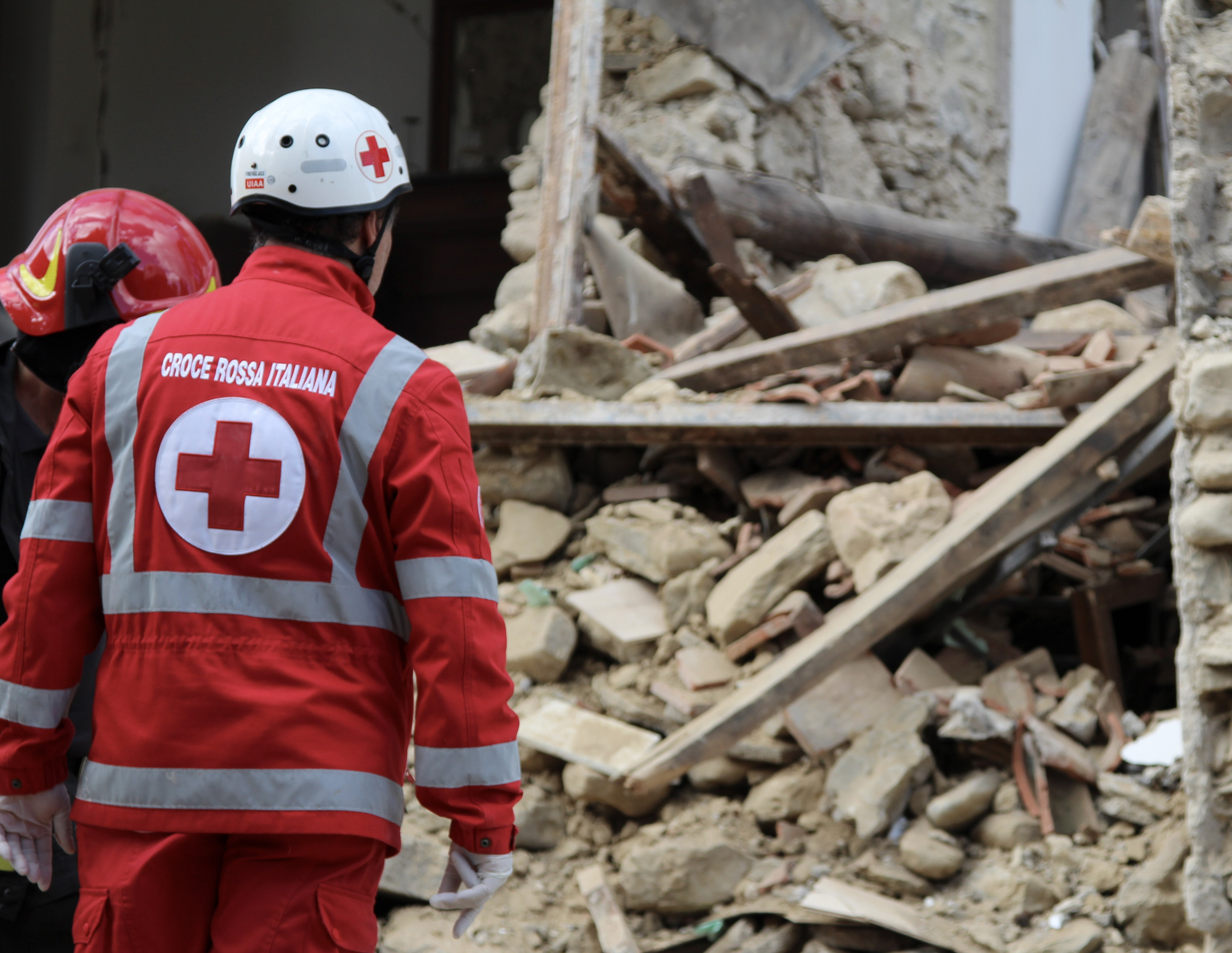 Terremoto in Albania, l’Italia si mobilita: in partenza Croce Rossa. Parla manager italiana: “Un boato e poi la paura”
