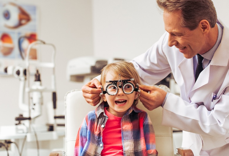 Salute visiva, spesso è l’insegnante a stimolare la prima visita oculista nei bambini