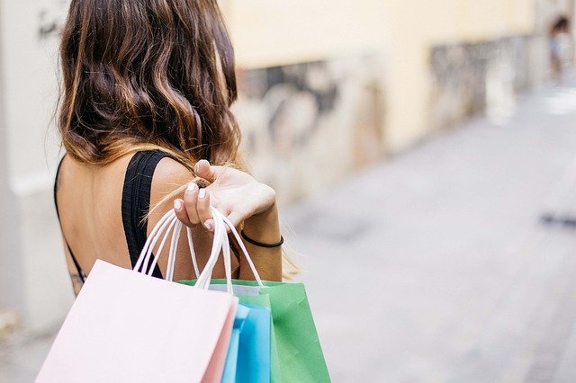 Black Friday, il giorno “nero” per chi soffre di shopping compulsivo. Patologia? Ecco 5 spie per scoprirlo