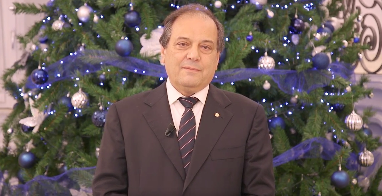 «Auguri ai medici, ai giovani che vogliono cambiare il mondo e agli anziani che credono che la nostra missione duri tutta la vita»