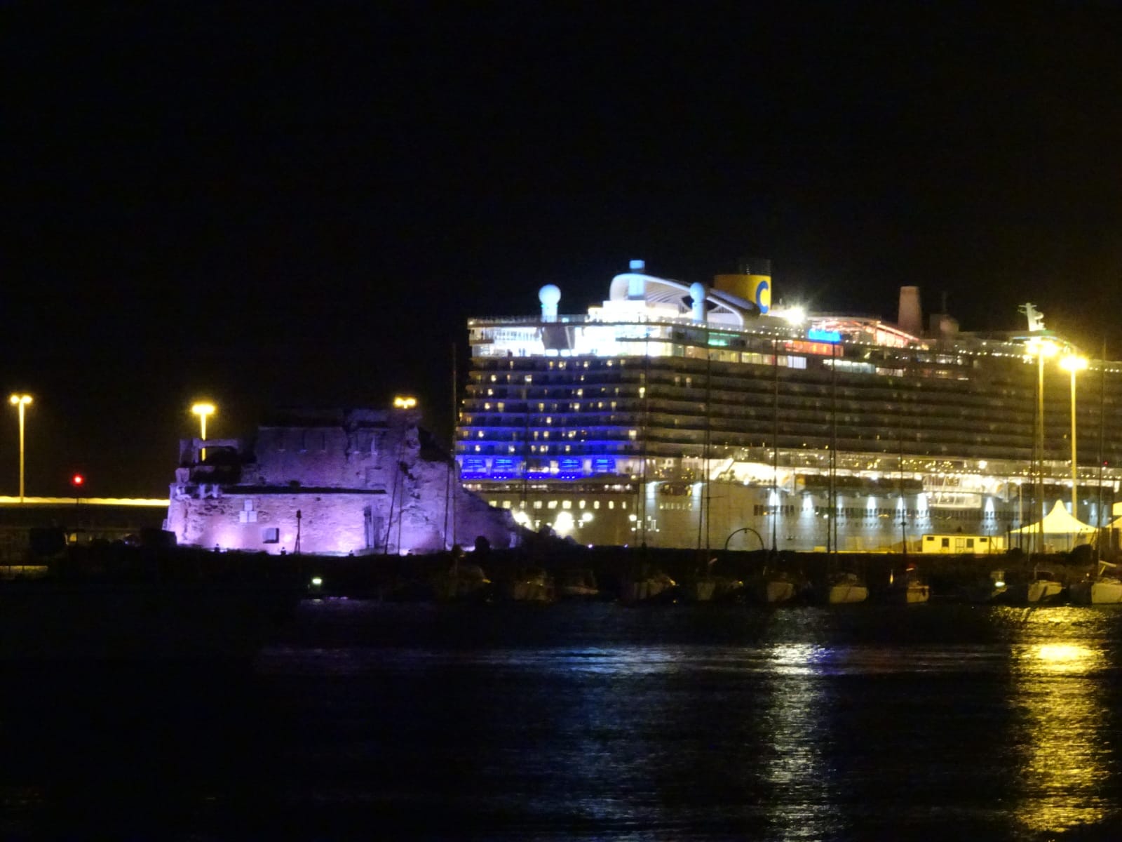 Civitavecchia, non è coronavirus. Negativi i test sui passeggeri cinesi della Costa Smeralda, ma i crocieristi passeranno la notte a bordo