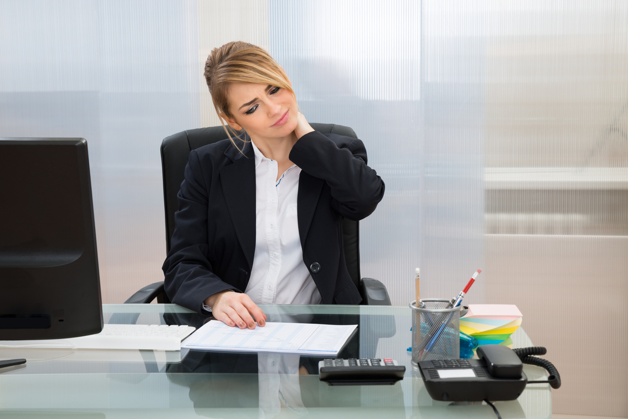 Cervicalgia per 6 italiani su 10. Le cause? Tablet, telefonini e cattive posture. I consigli del fisiatra