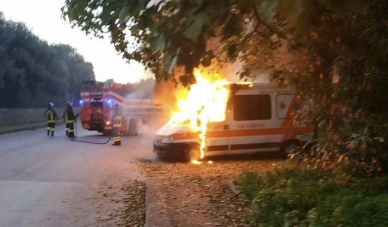 Ancora un’aggressione, a Sassari ambulanza a fuoco per un petardo. FIMMG: «Siamo in trincea»