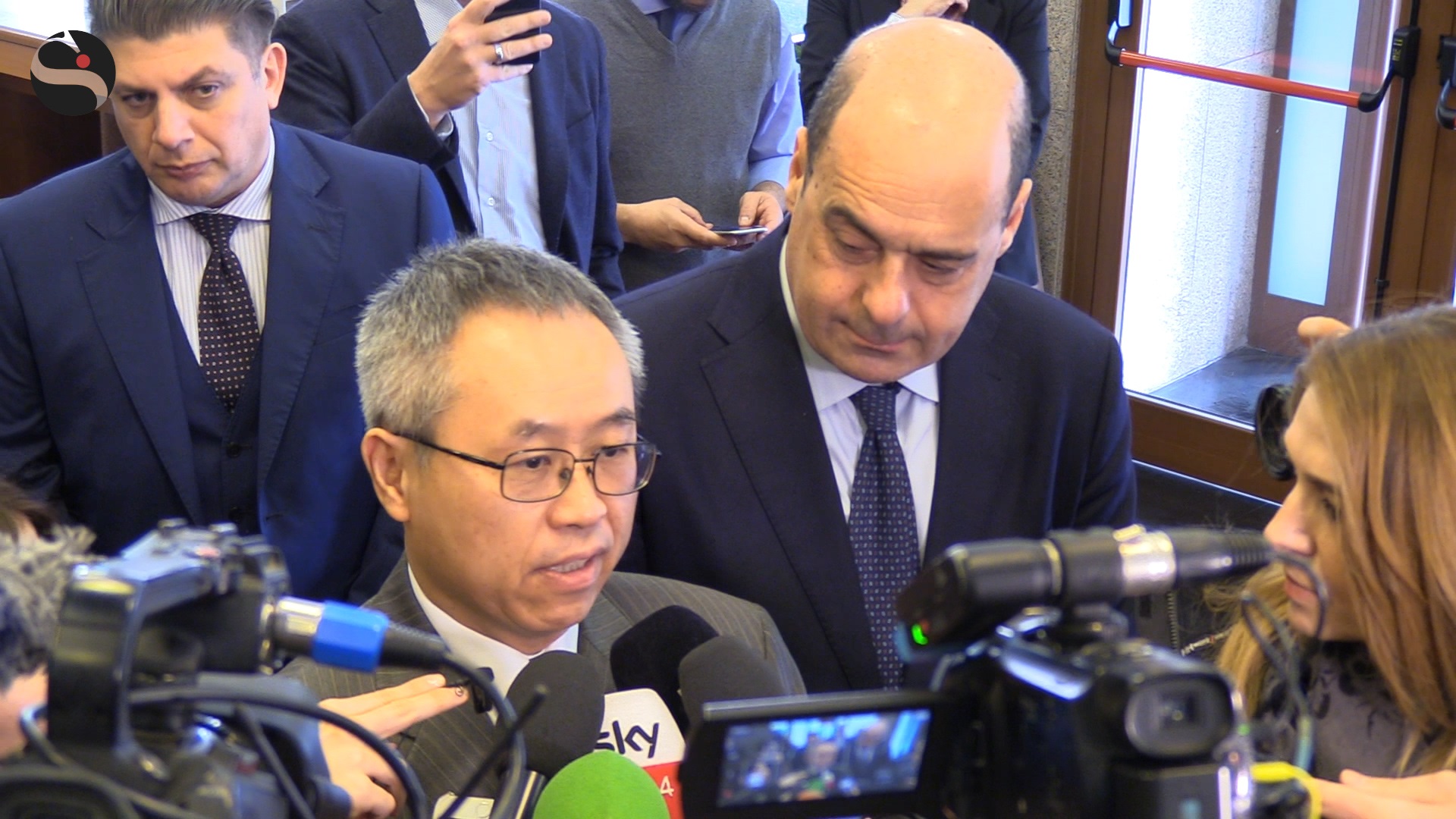 Coronavirus, Ambasciatore cinese incontra ricercatrici Spallanzani. Zingaretti: «Allarmismi infondati, non cedere a isteria»