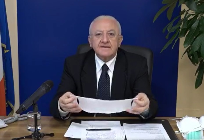 Coronavirus, De Luca: «Da Roma arrivate mascherine del coniglietto Bunny»