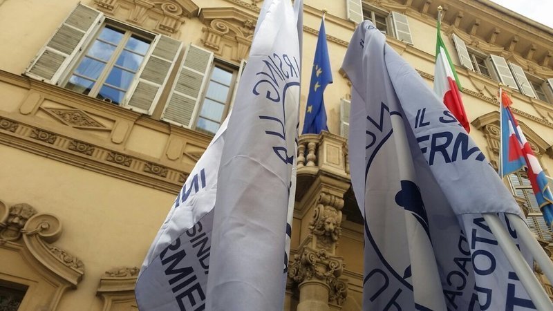Flash mob degli infermieri del sindacato Nursing up: «Non chiamateci eroi, dateci rispetto e riconoscimento»