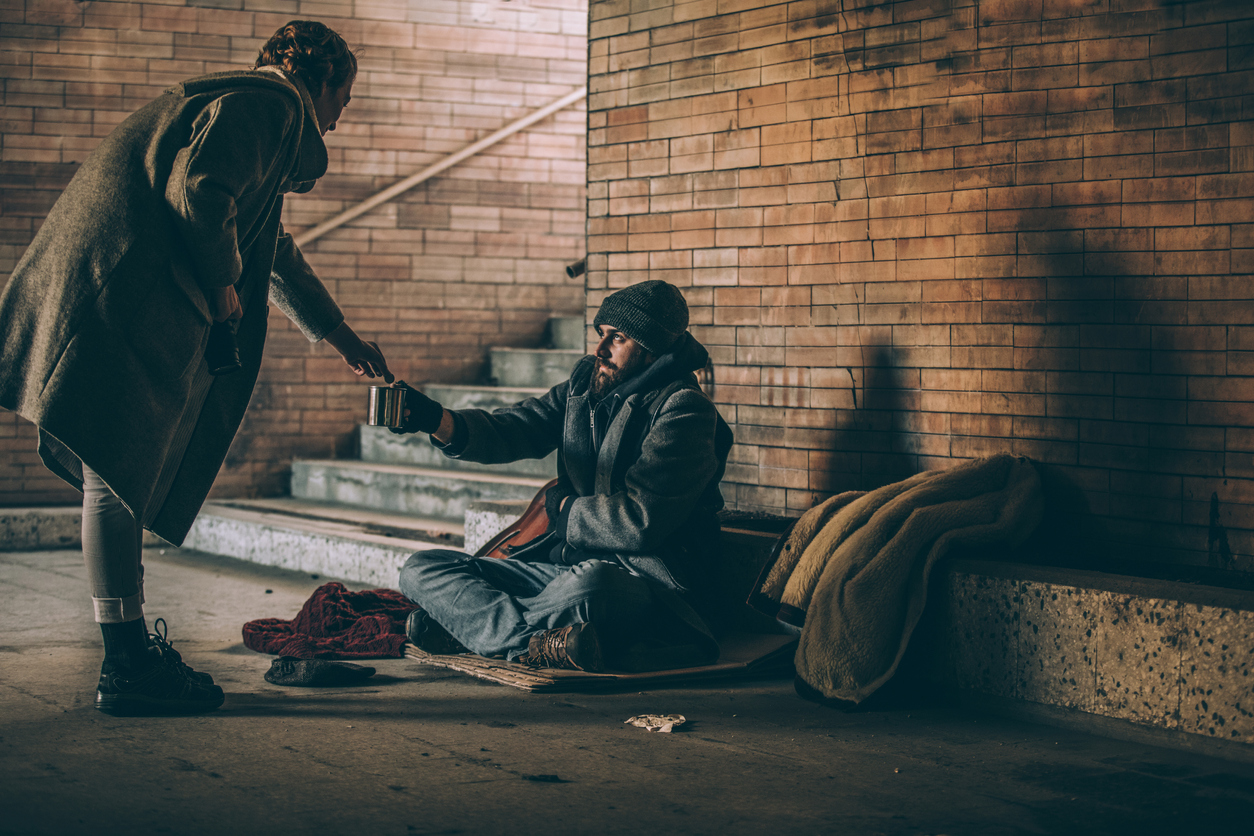 Milano, il ruolo dei volontari di strada per la gestione degli invisibili