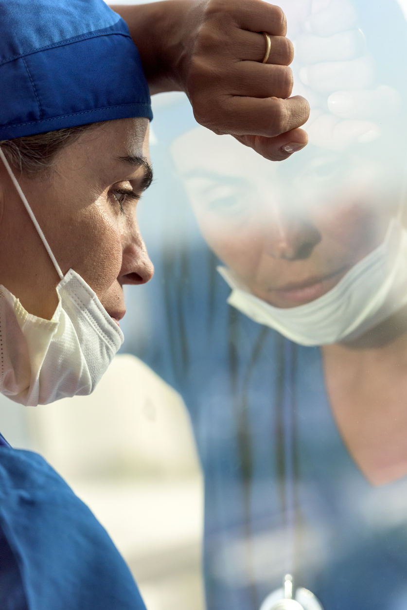 Coronavirus, lo psicologo: «L’incubo peggiore di chi lavora in ospedale è contagiare i propri cari»