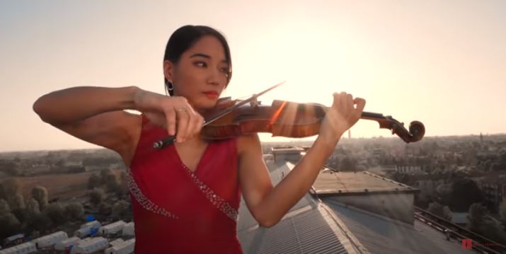 Cremona, il video della violinista che suona “The Mission” sul tetto dell’ospedale