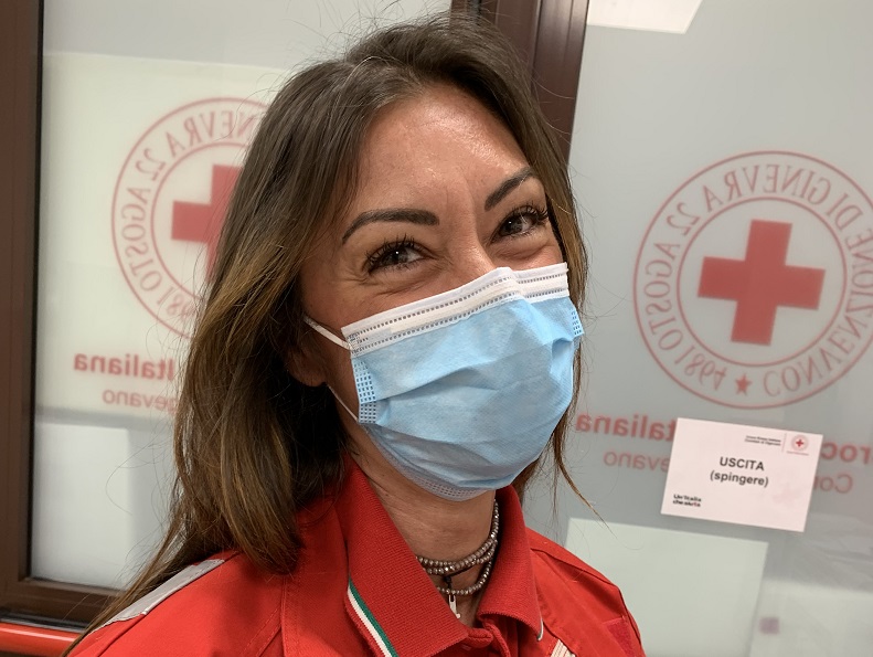 Un giorno con Valeria, volontaria della Croce Rossa, tra telefoni che squillano, imprevisti, emergenze e torte al cioccolato