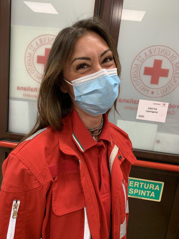 Un giorno con Valeria, volontaria della Croce Rossa, tra telefoni che squillano, imprevisti, emergenze e torte al cioccolato