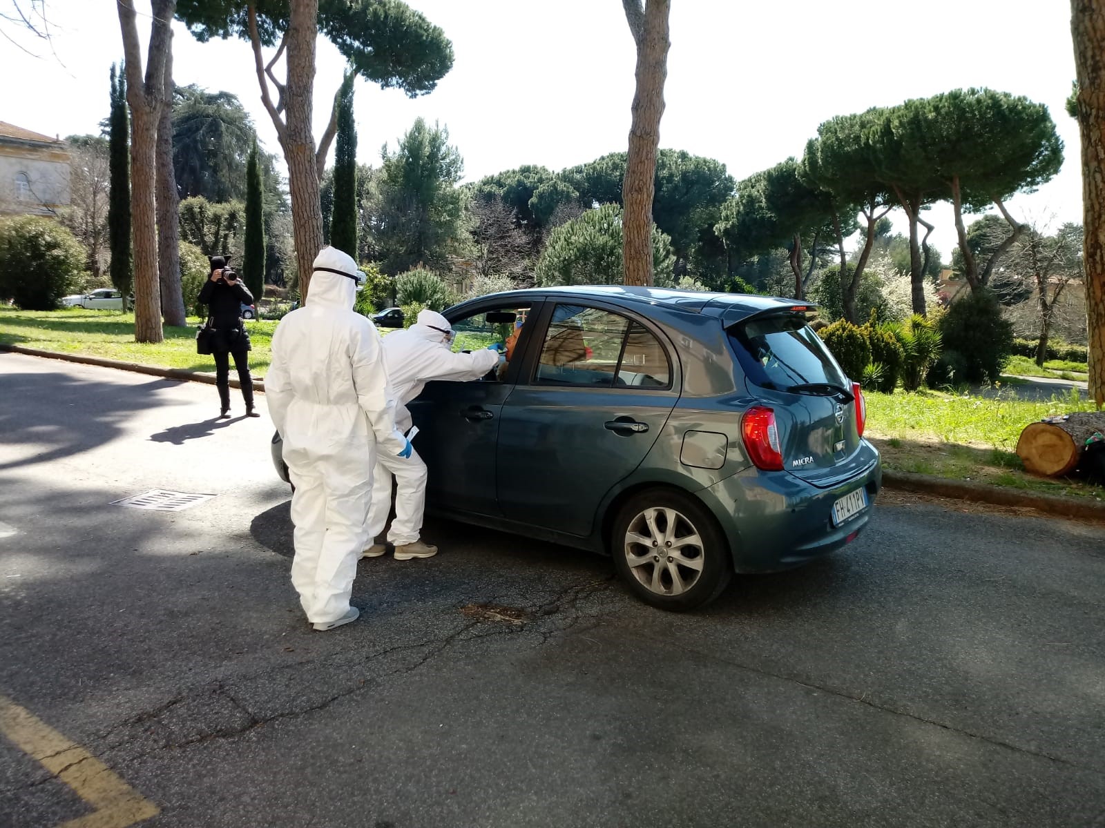 Covid-19, a Roma il tampone si fa in macchina. Di Rosa (Sisp): «Tre infermieri per 50 test al giorno»