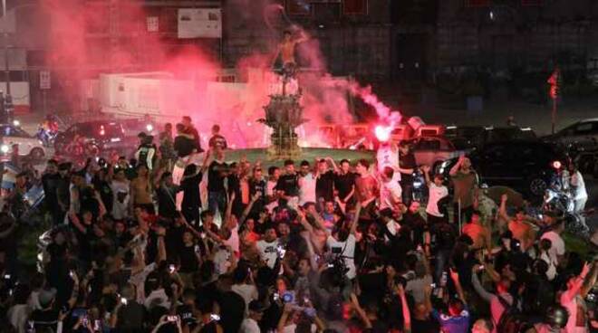 Tifosi del Napoli in piazza per festeggiare la Coppa Italia, Guerra (OMS): «Sciagurati, non ce lo possiamo permettere»