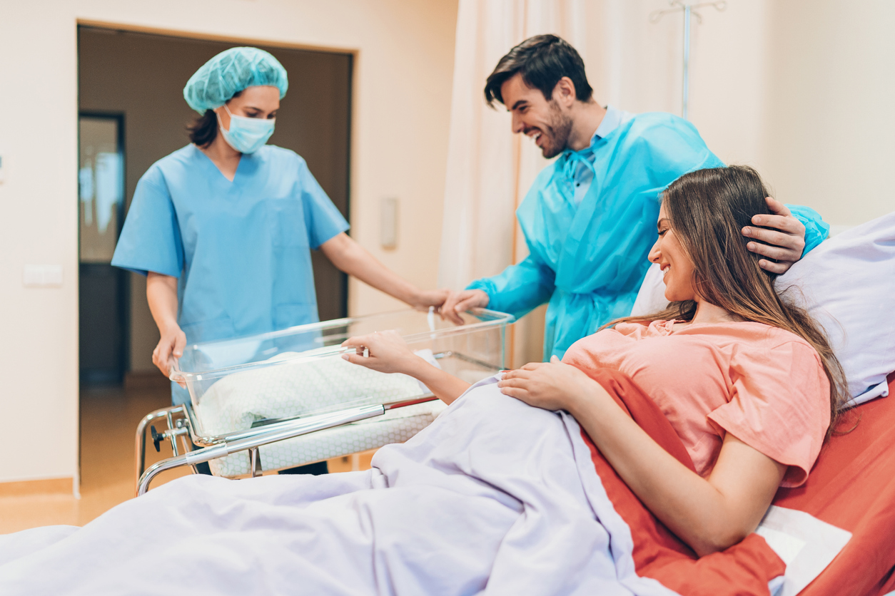 Gravidanza, le donne positive al Covid-19 possono avere contatti con il neonato subito dopo la nascita?