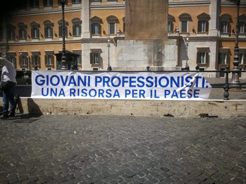 Liberi professionisti, anche gli assistenti sociali in piazza per chiedere sostegno al Governo