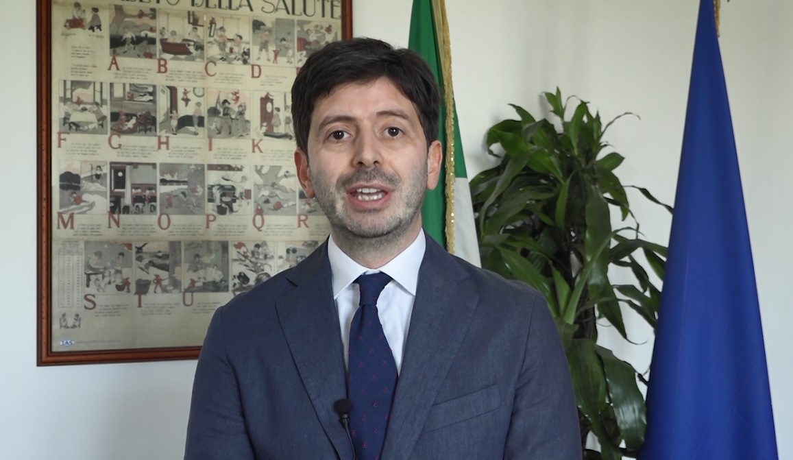 Covid-19, Speranza: «Divieto di ingresso per chi arriva da Paesi a rischio»