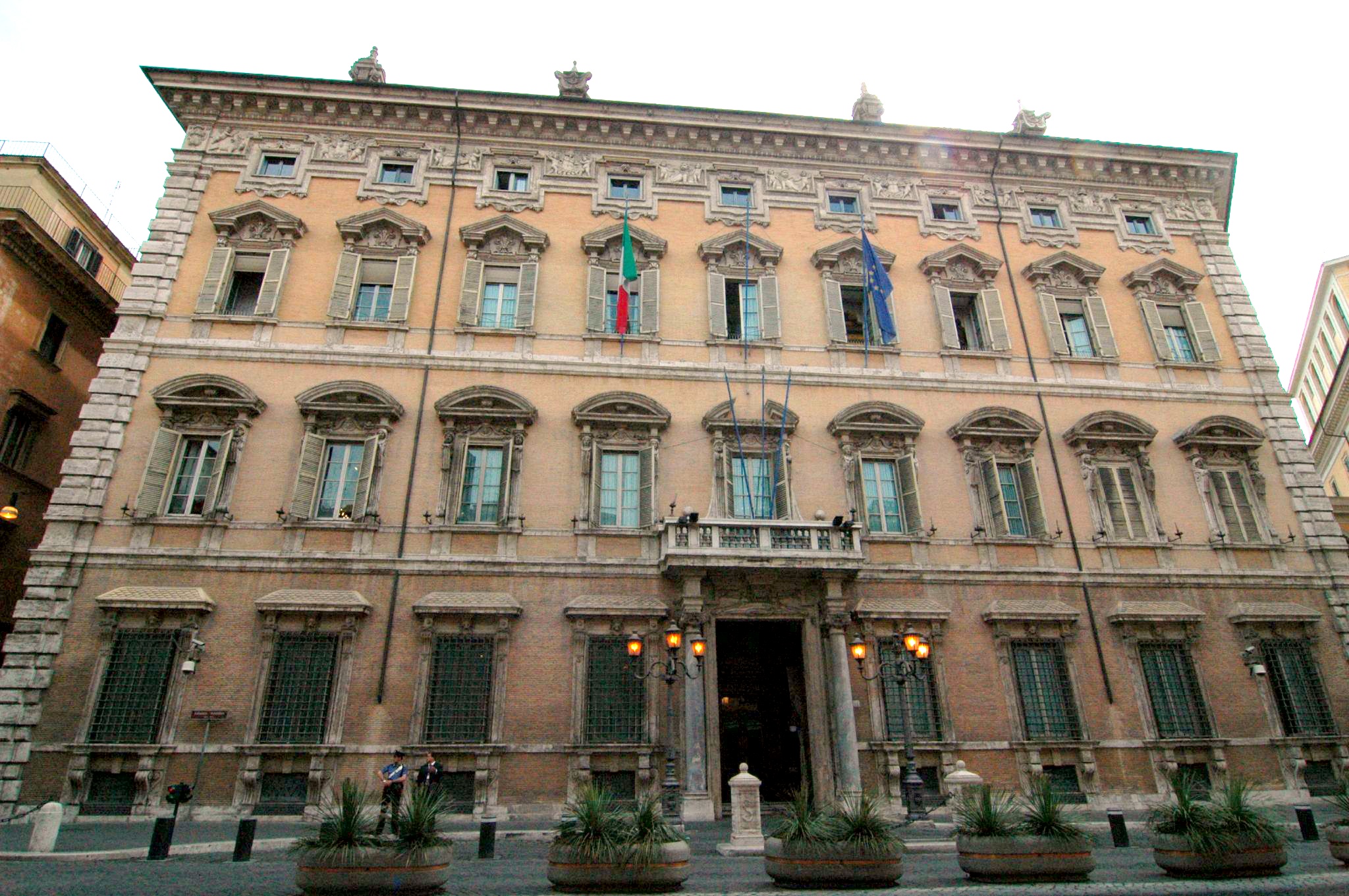 Dal Bonus Covid all’infermiere di famiglia, il Dl Rilancio è legge: tutte le novità in sanità