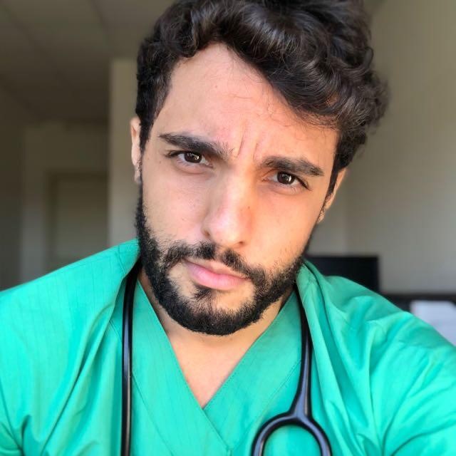Chi è Je.suis.doc, medico su TikTok da 40mila follower: «Così ho avvicinato i giovani alla medicina»