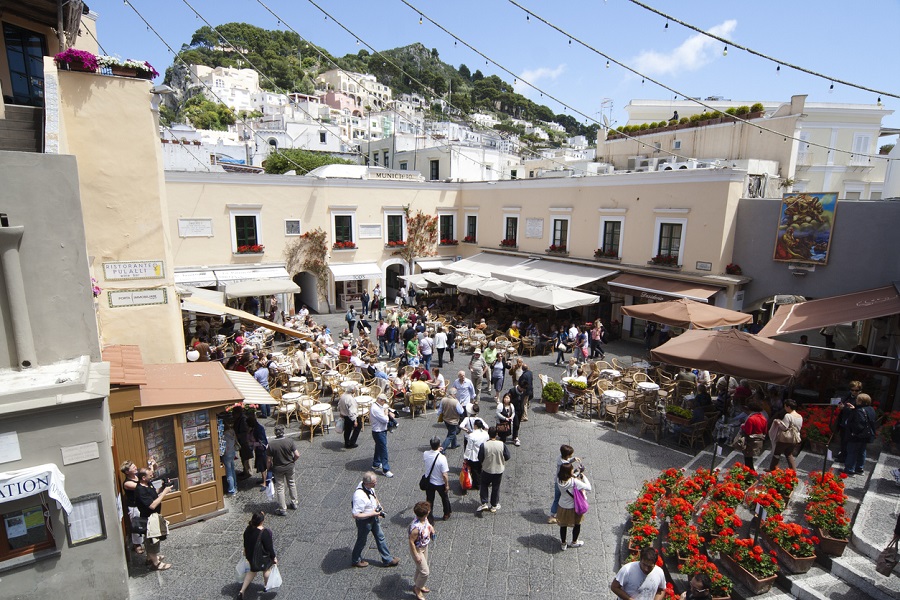 Covid-19, positivi tre giovani romani in vacanza a Capri