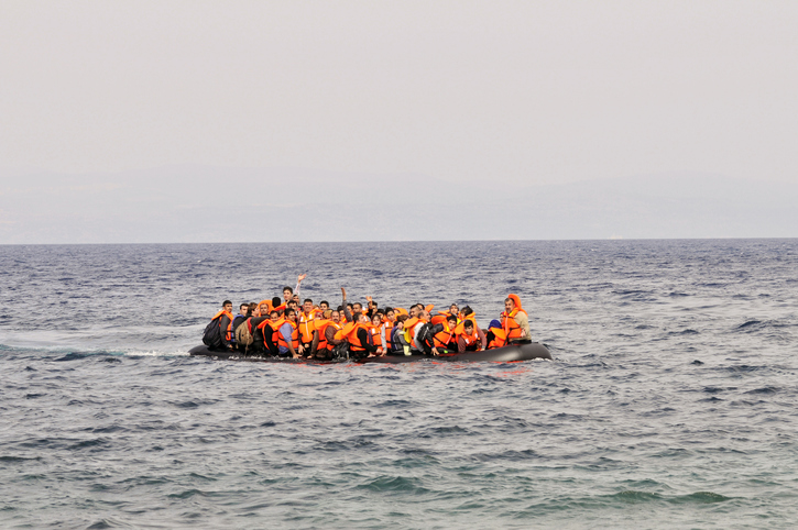 Migranti, il Viminale requisisce navi e strutture per isolare i positivi al Covid