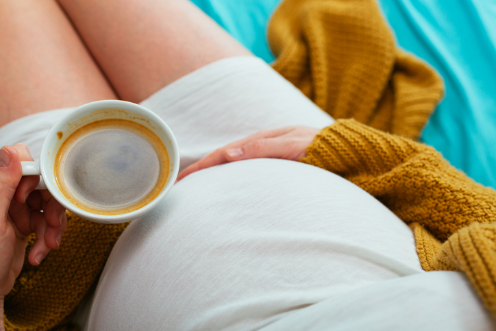 «Il caffè in gravidanza non è sicuro per il feto». Uno studio invita a evitarlo, ma è scontro
