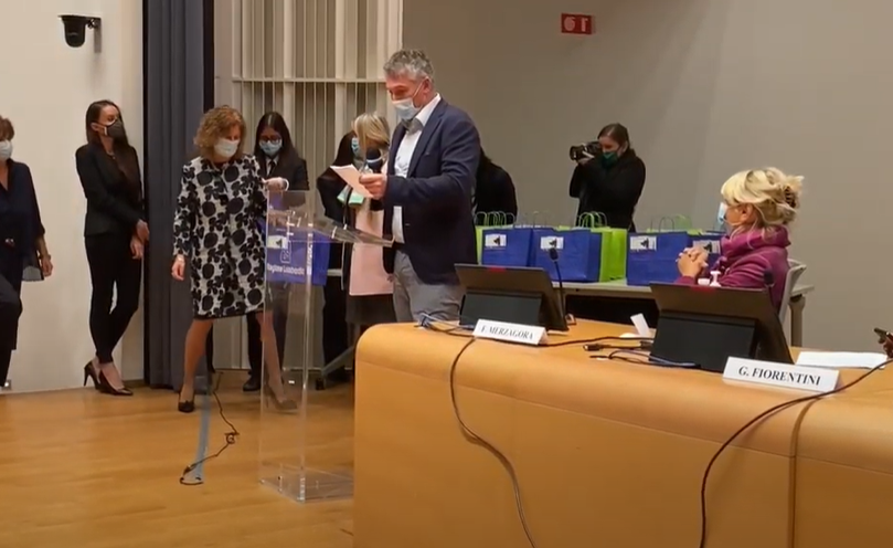 Il “Paziente 1” Mattia Maestri premia per Fondazione Onda le professioniste della sanità: «Senza di voi sarei morto»