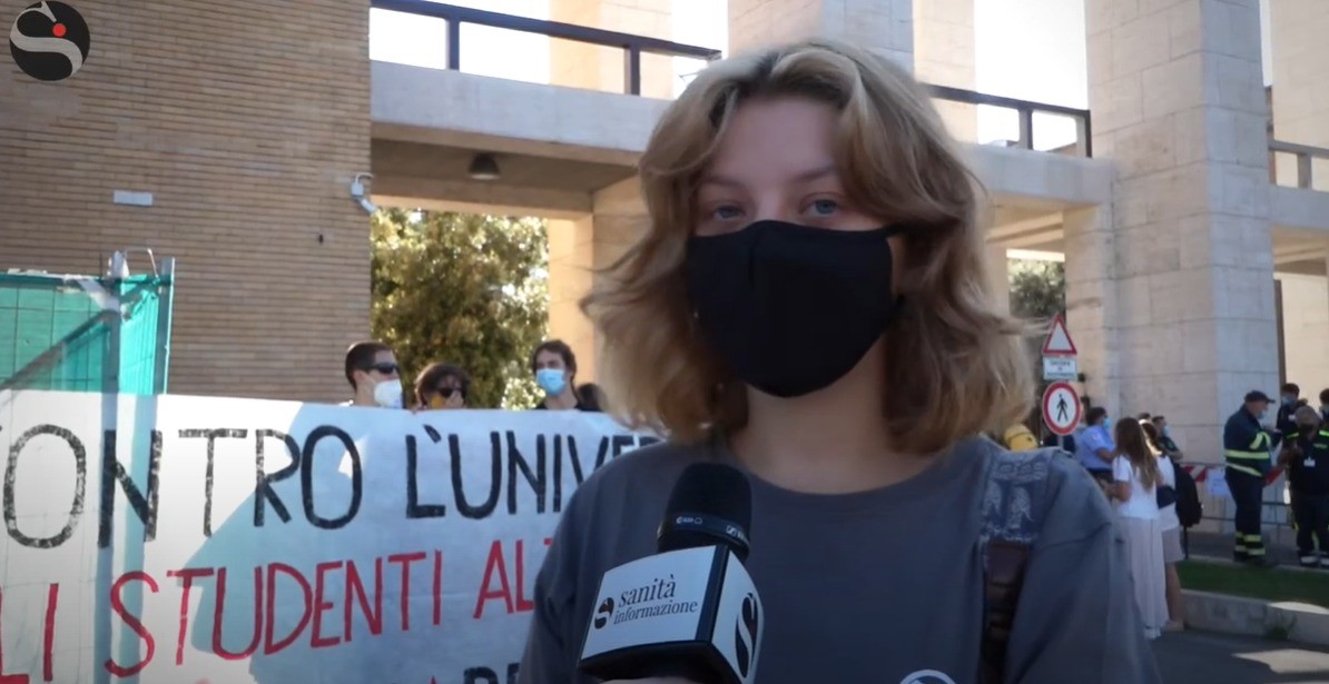 Test Medicina, le proteste delle organizzazioni studentesche: «Numero chiuso assurdo e ingiusto»