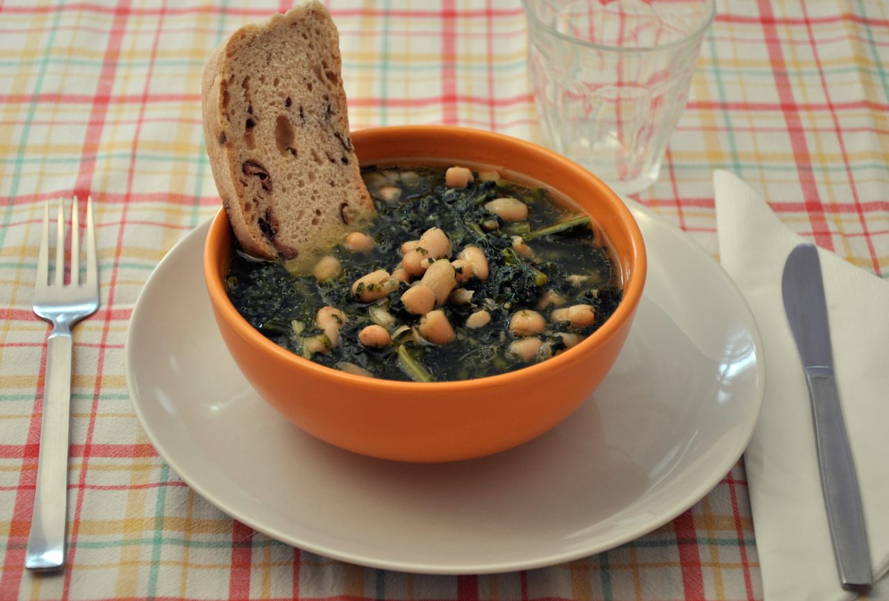 Zuppa di fagioli e cavolo alla fiorentina