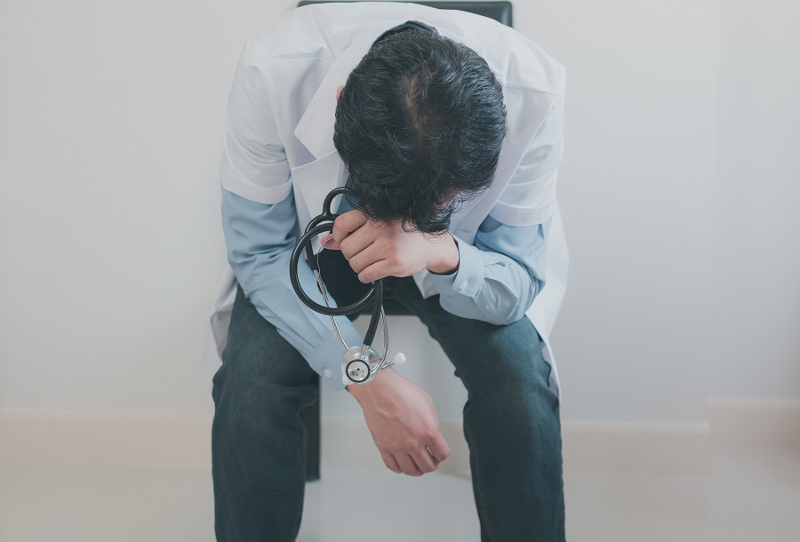 Caos guardie mediche: oculisti e chirurghi estetici nei reparti Covid. L’allarme dei legali C&P