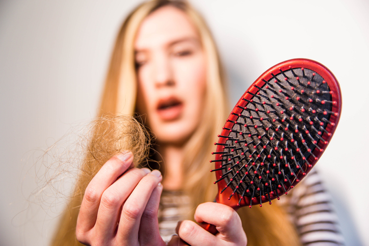 Caduta capelli? In autunno è più frequente. Cause e rimedi