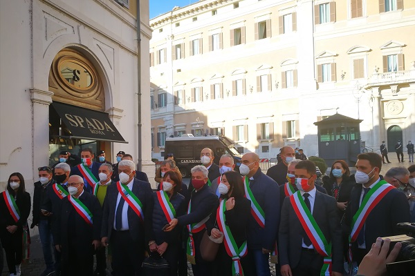 Calabria, la Caporetto della sanità. I sindaci in piazza: «I nostri cittadini vogliono essere curati come nel resto d’Italia»