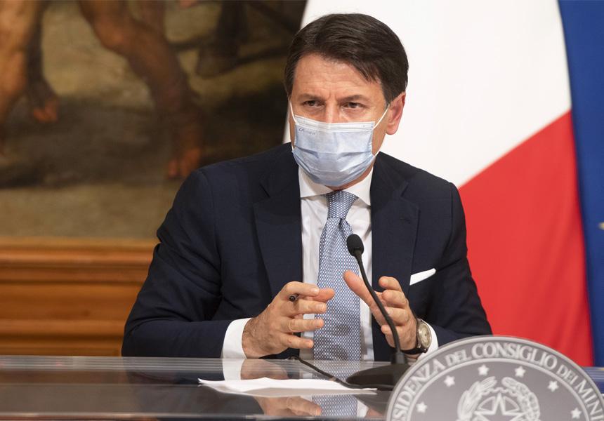 Natale, ok dal Consiglio dei Ministri a nuove strette. Conte: «Misure sofferte ma necessarie»