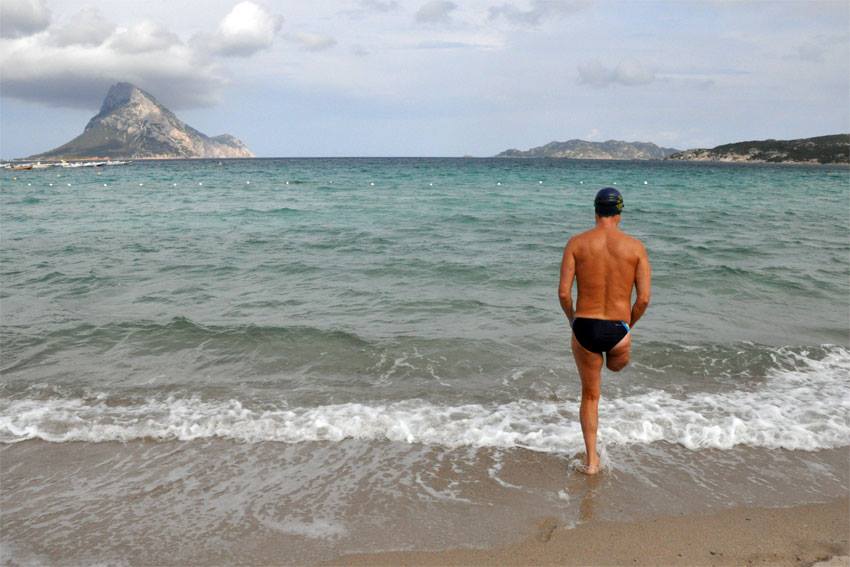 Un giro d’Italia a nuoto, l’impresa di Salvatore Cimmino per accendere un faro sulla disabilità