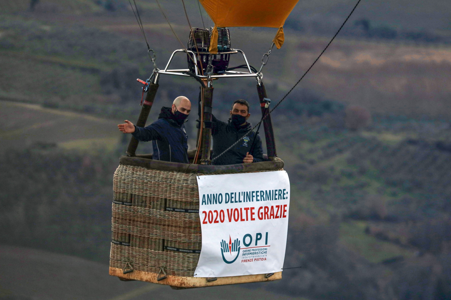 Volo in mongolfiera per dire «2020 volte grazie agli infermieri»