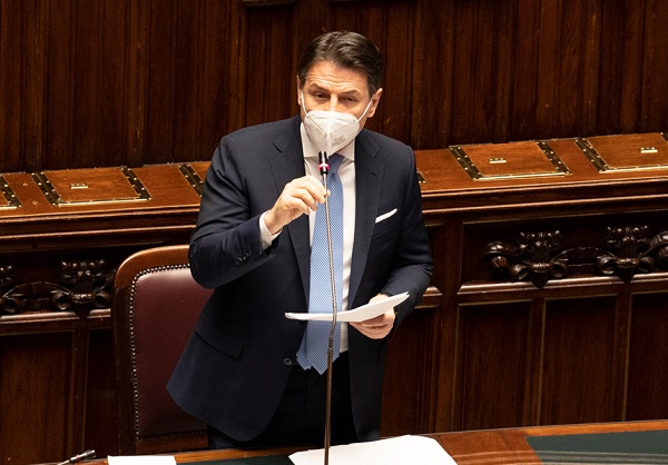 Conte ottiene fiducia al Senato: 156 sì, 140 no e 16 astenuti. Numeri risicati, Palazzo Madama a rischio stallo
