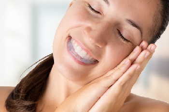 Lo stress da pandemia aumenta il bruxismo. Un aiuto arriva dallo “Yoga della bocca”