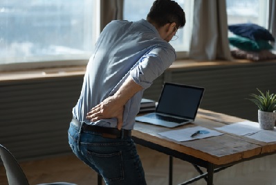 Lo smart working, con posture o sedute sbagliate, peggiora il mal di schiena?